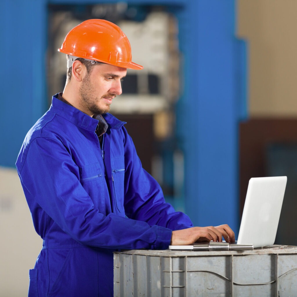 Industriekomponenten und Ersatzteile in einem Lagerregal, symbolisiert Beschaffung und Handel technischer Bauteile