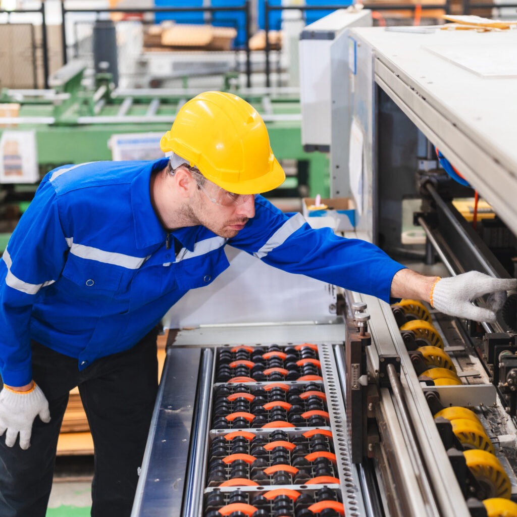 Industriemechaniker bei der Arbeit in einem modernen Bürogebäude, symbolisiert Gebäudereinigung und Wartung