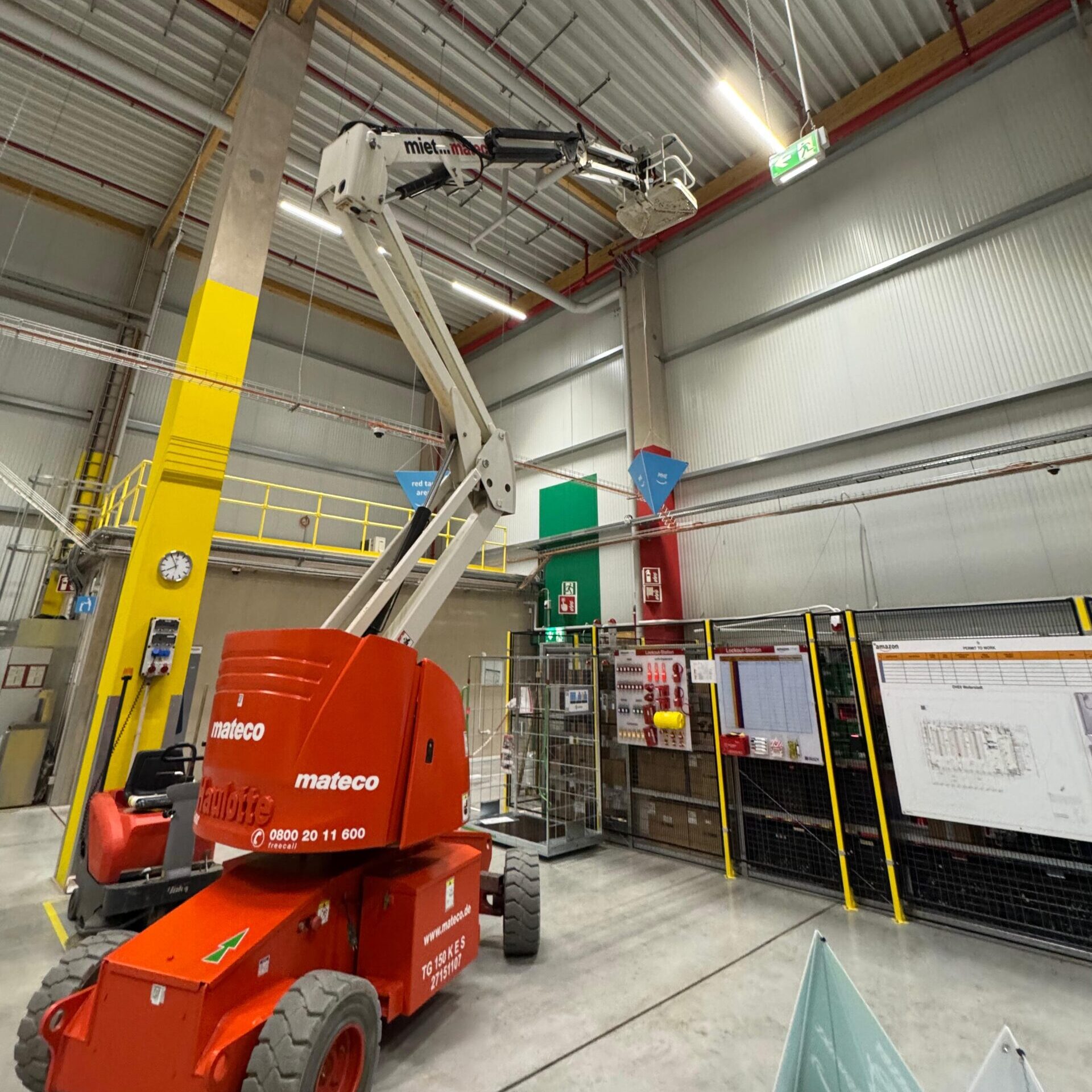 Montage Anbauteile Hallendecke